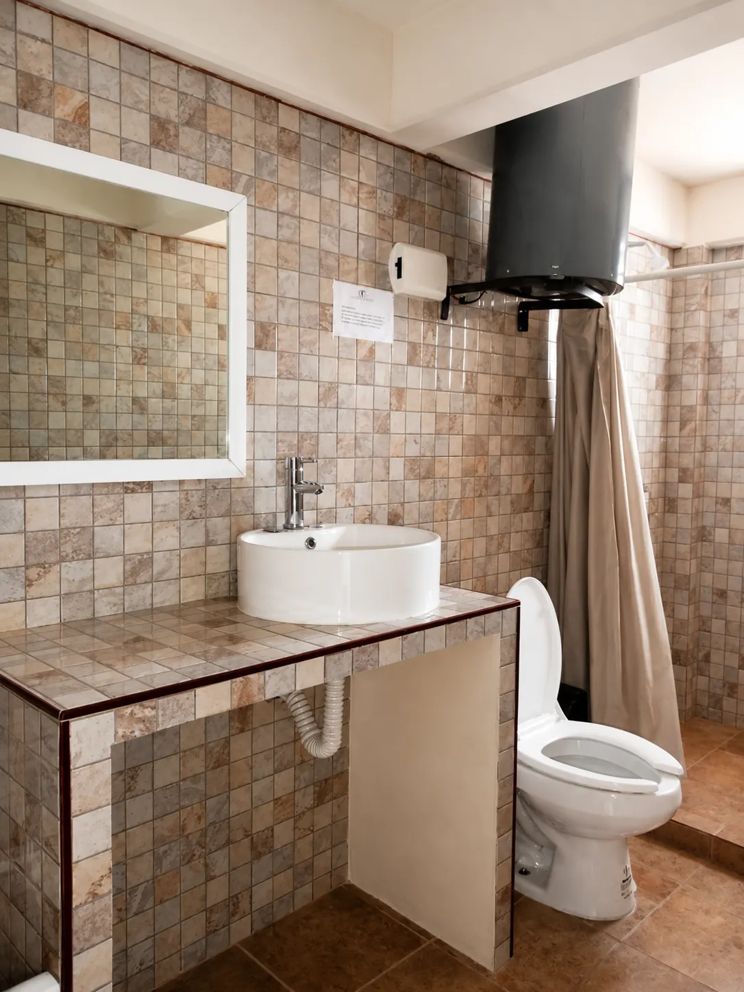 Baño privado con ducha y agua caliente