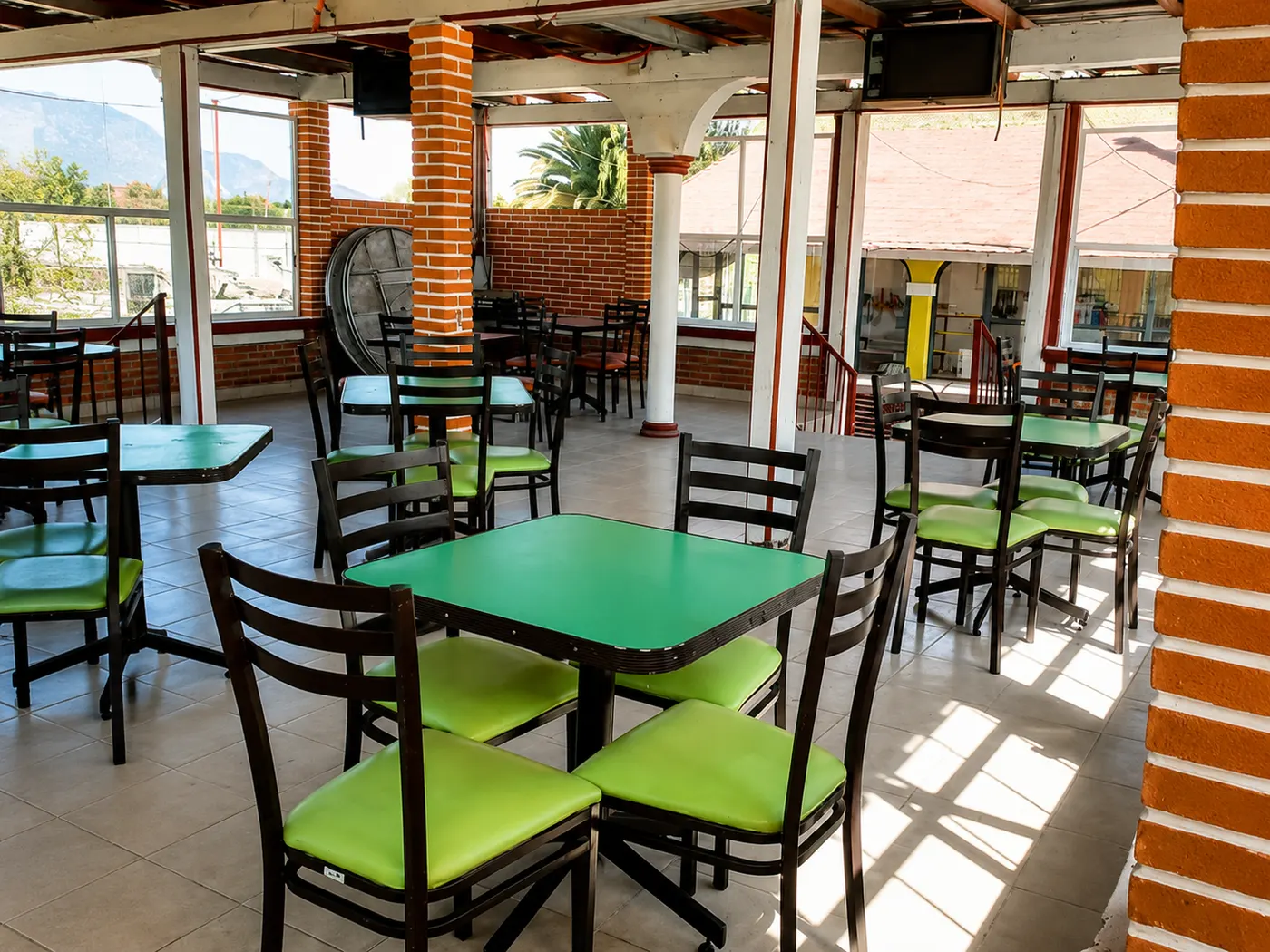 Área de comedor techada con vista a la sierra