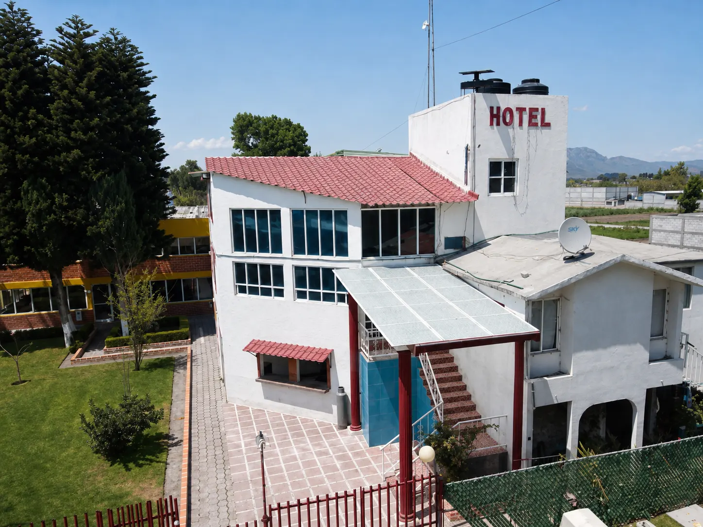 Fachada del Club Cipreses Hotel