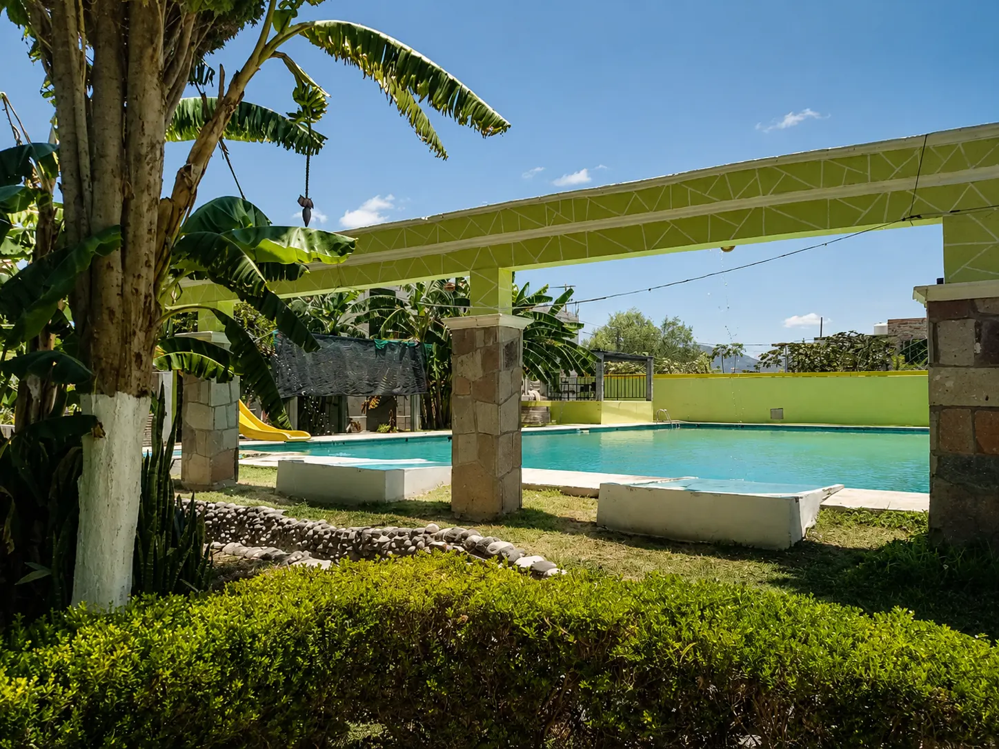 Jardines del club con áreas verdes y andadores
