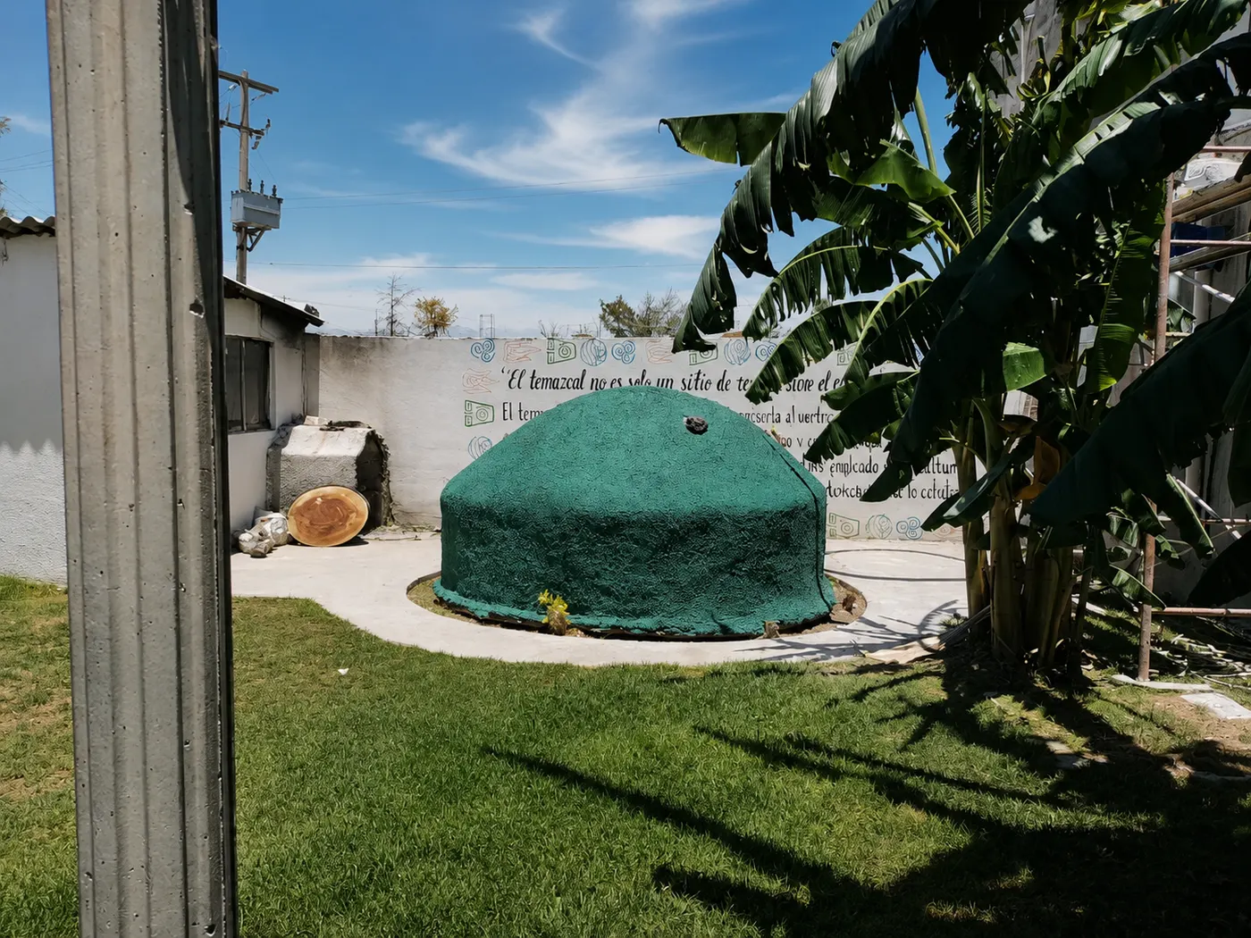 Temazcal del Club Cipreses, una cúpula verde sobre el jardín